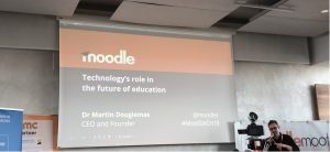 Auf diesem Bild ist Martin Dougiamas bei der Eröffnung der Keynote auf der MoodleMoot Dach 2019 in Wien zu sehen.