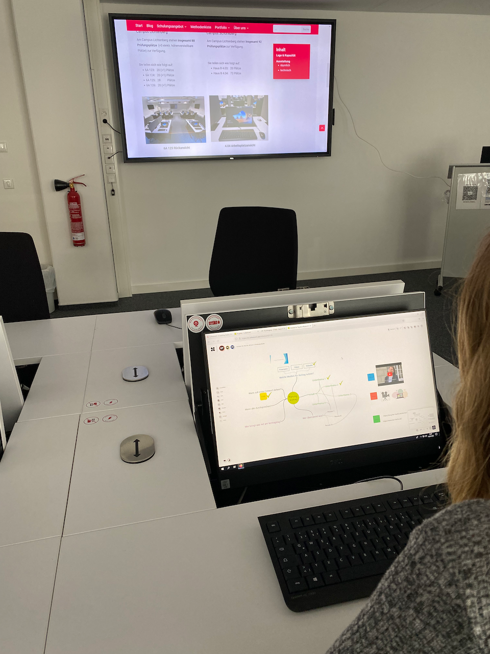 Aufgeklappter PC mit Display im Hintergrund